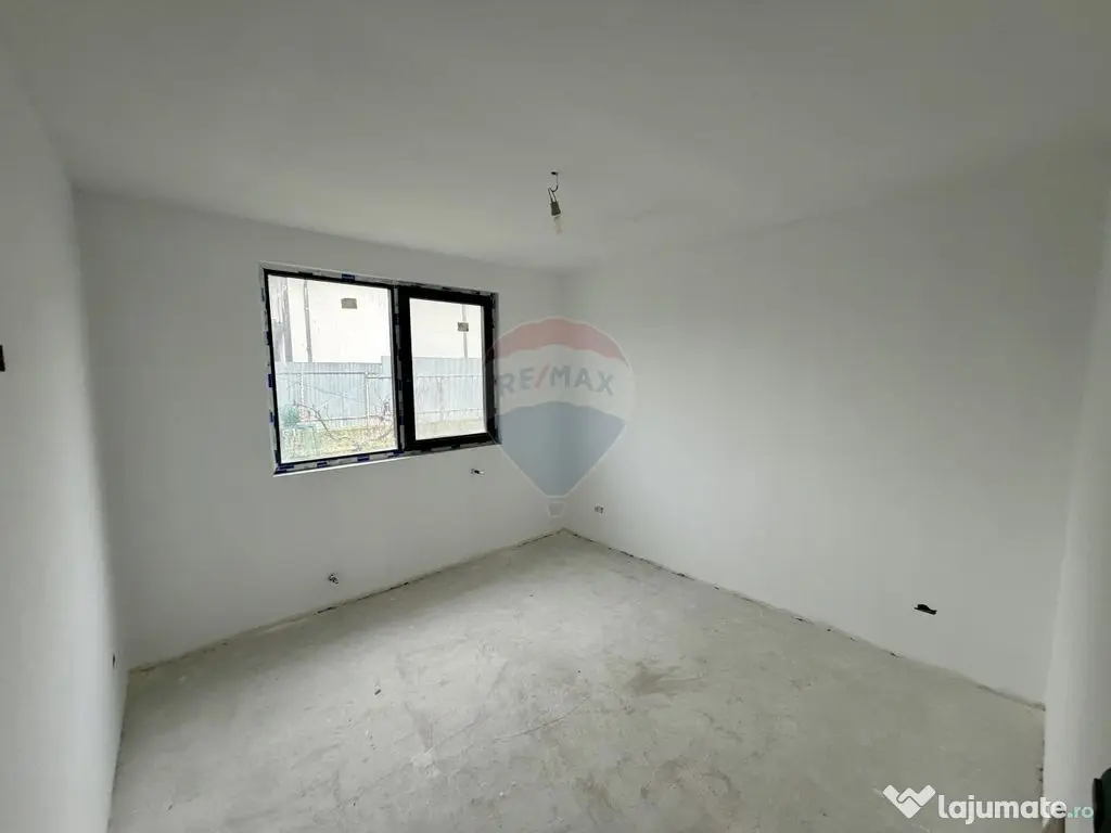 Casă cu 4 camere de vânzare 