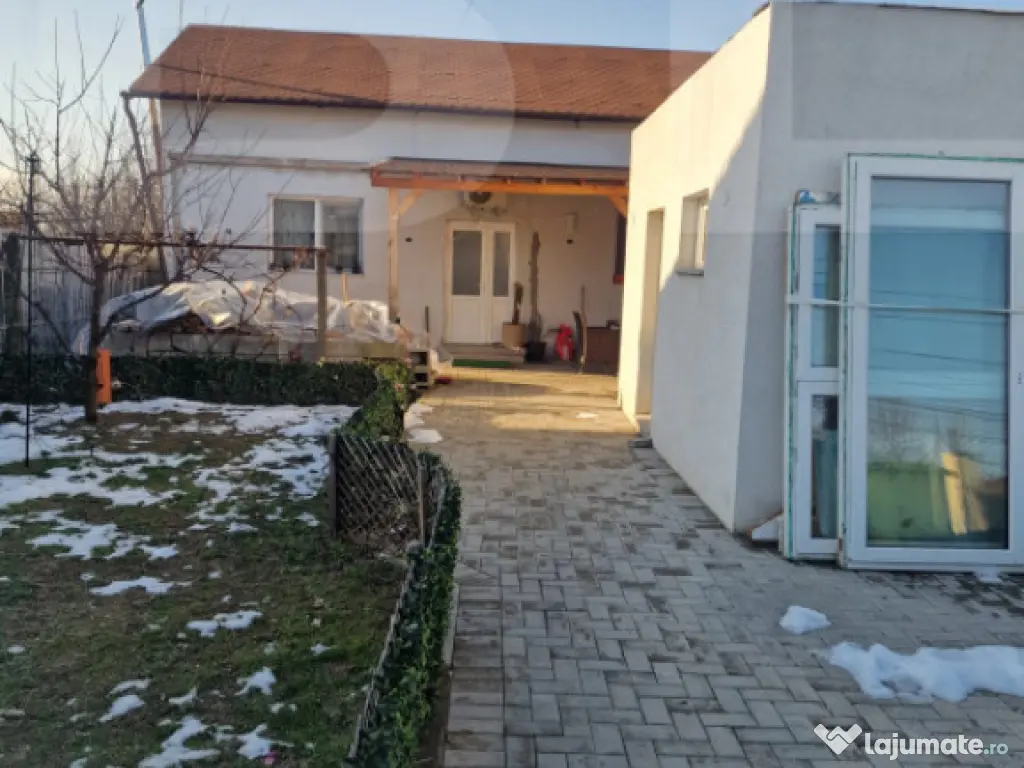 Vand casa la Poalele Viilor