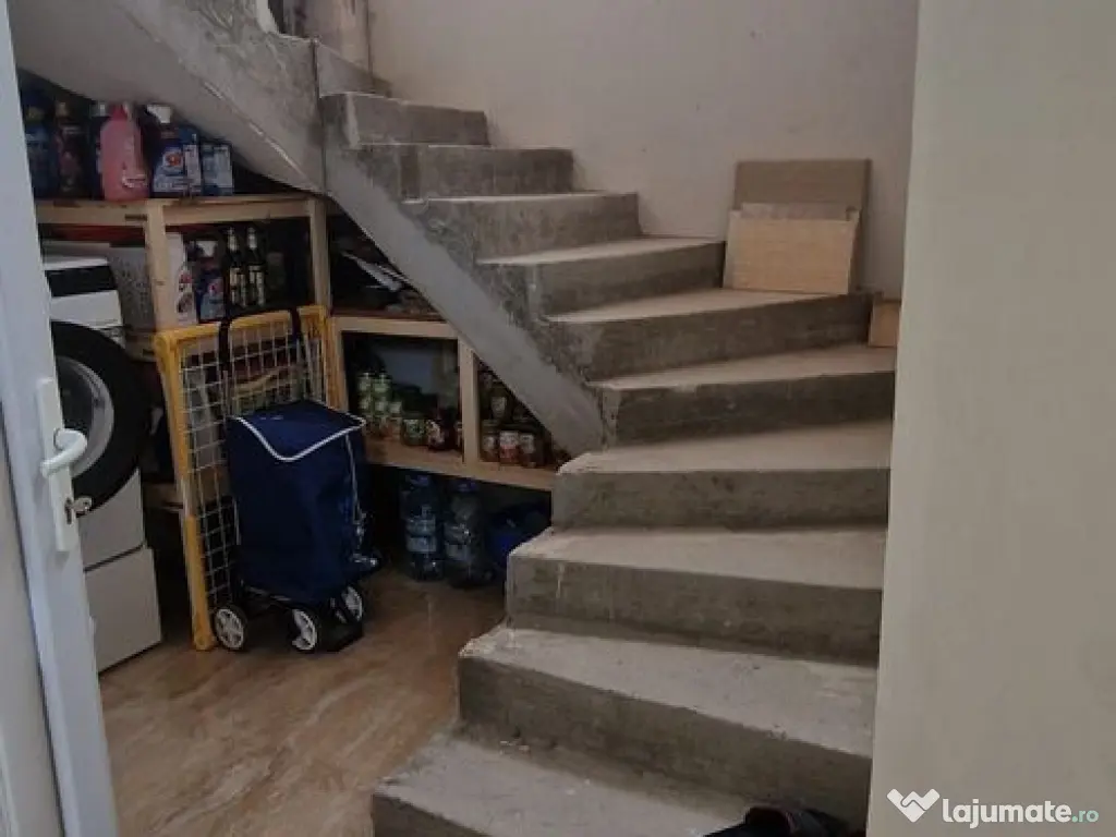 Casă / Vilă cu 5 camere de vânzare în zona Central 