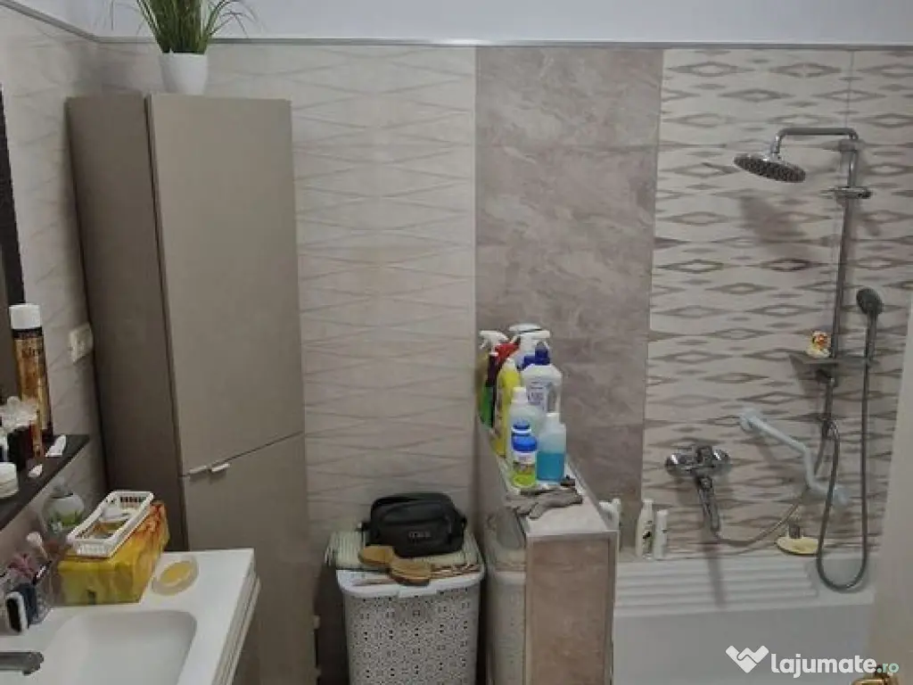 Casă / Vilă cu 5 camere de vânzare în zona Central 