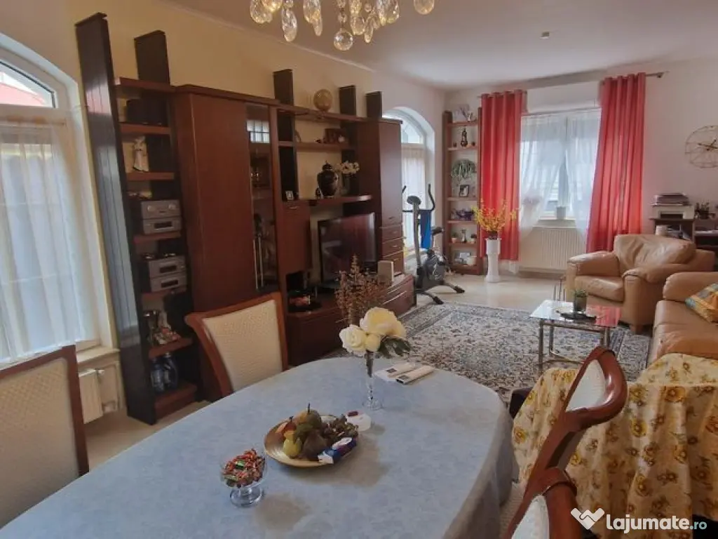 Casă / Vilă cu 5 camere de vânzare în zona Central 