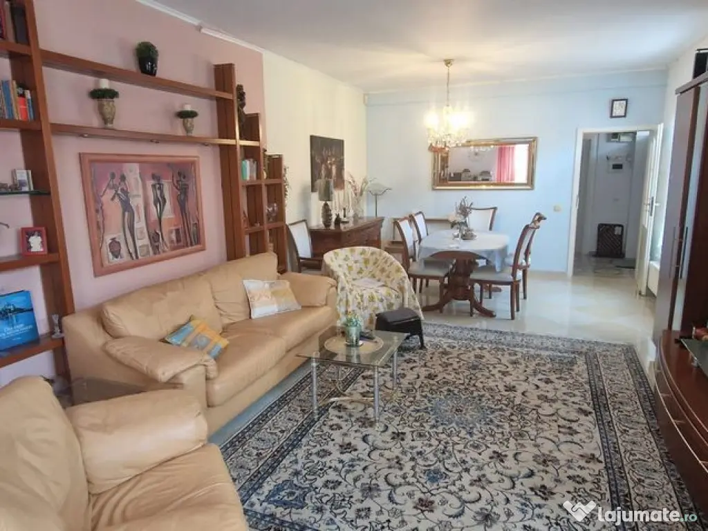 Casă / Vilă cu 5 camere de vânzare în zona Central 