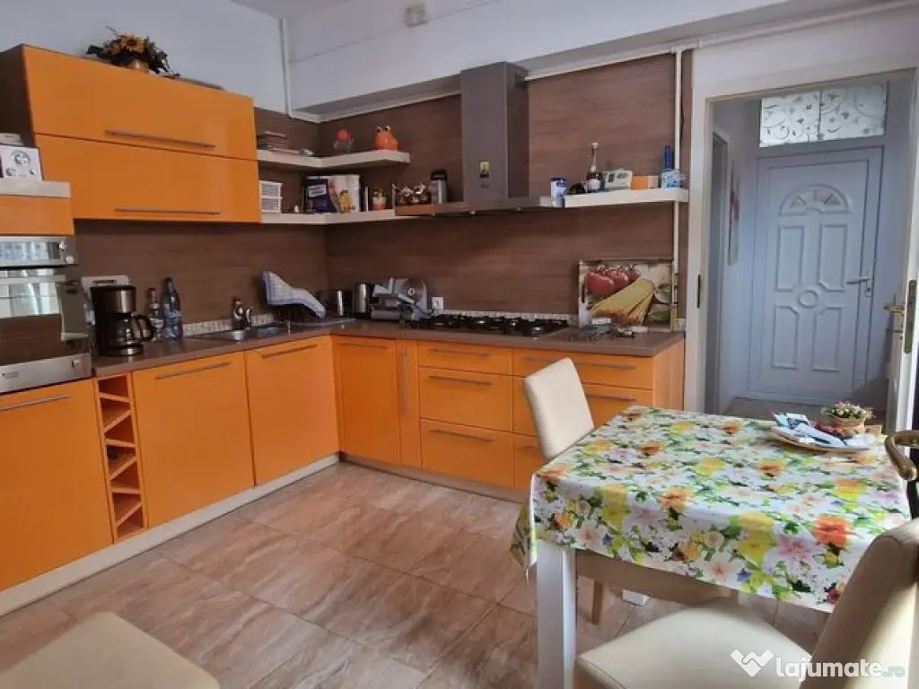 Casă / Vilă cu 5 camere de vânzare în zona Central 