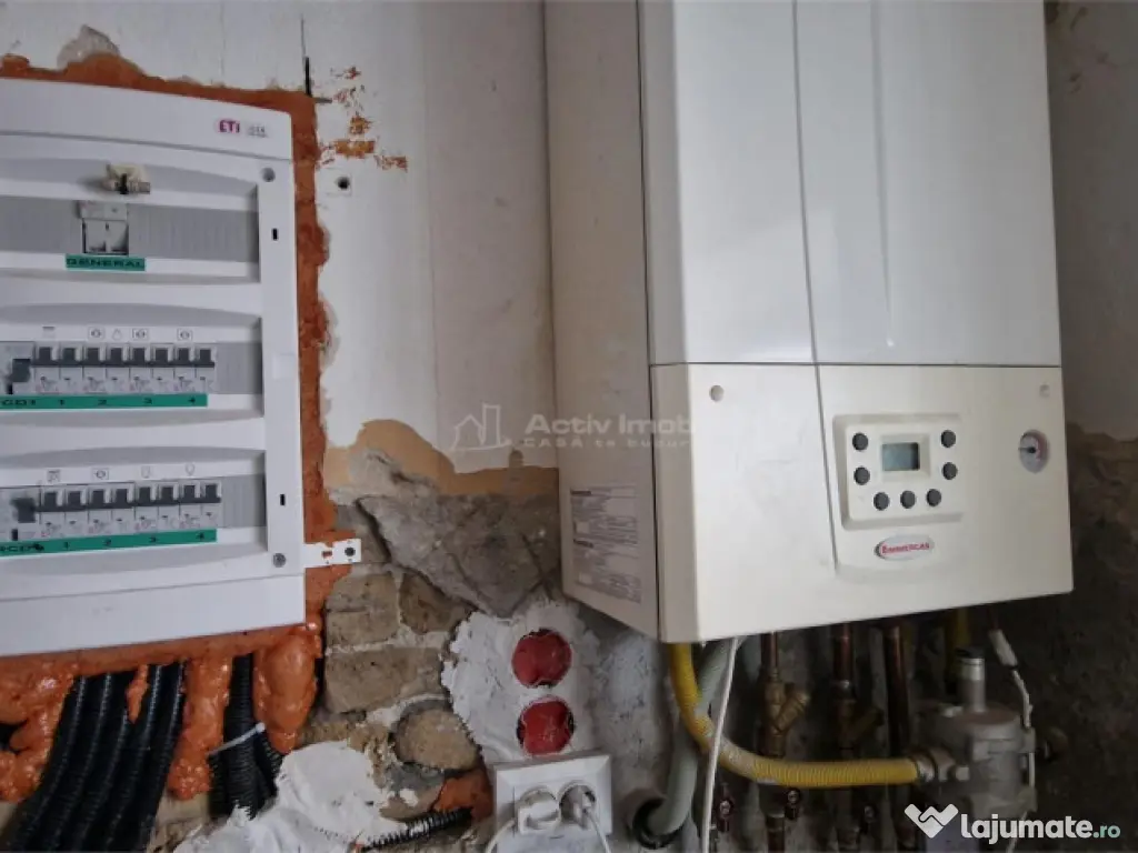 Resita Casa la Pret de Apartament,Parter, Etj 1 si Pod, Zona 