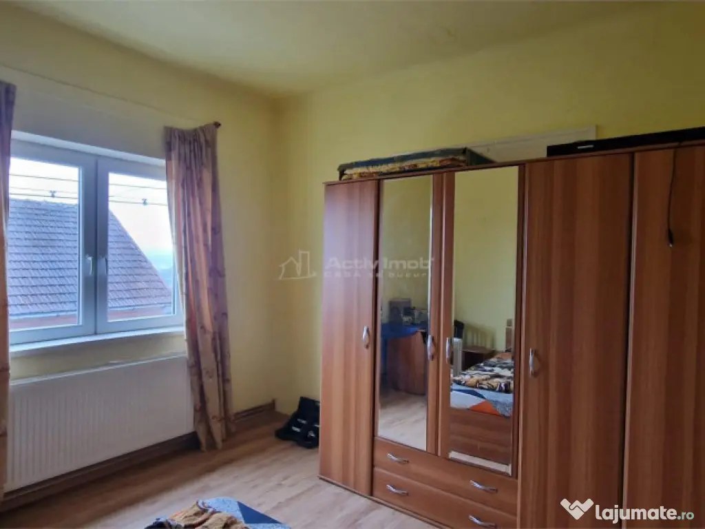 Resita Casa la Pret de Apartament,Parter, Etj 1 si Pod, Zona 