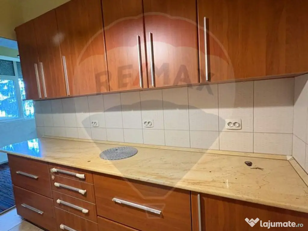 Apartament cu 3 camere la curte comuna, in zona Romanilor 