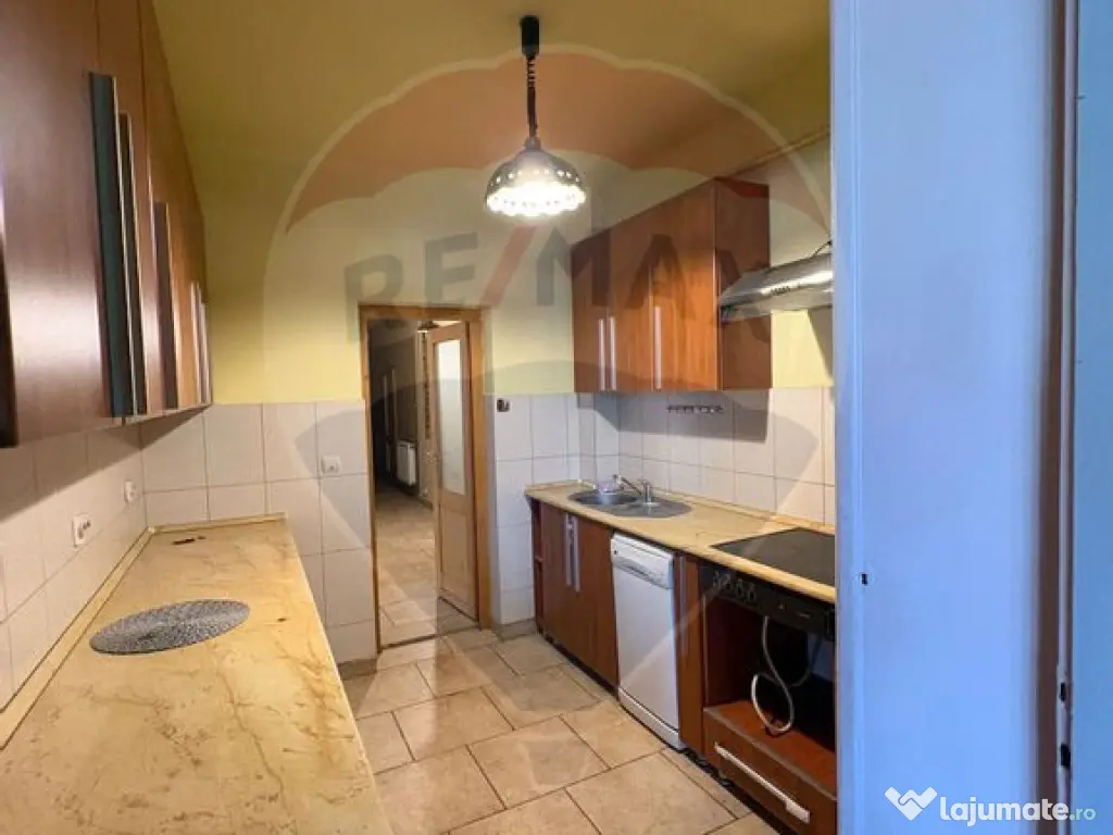 Apartament cu 3 camere la curte comuna, in zona Romanilor 