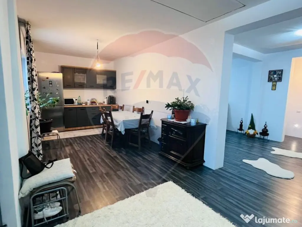 Casă / Vilă cu 4 camere de vânzare 