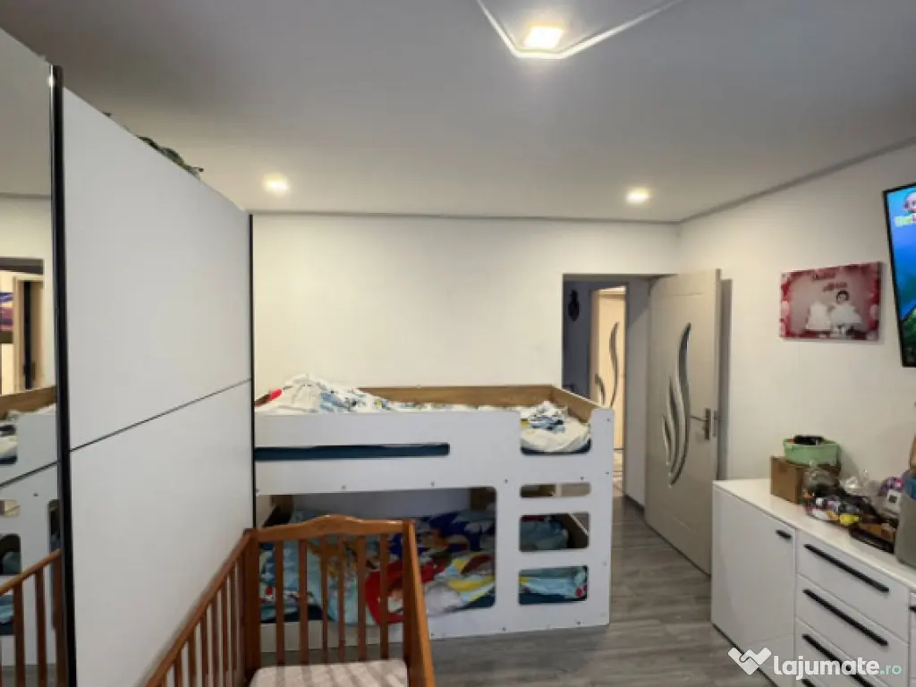 Apartament 49 mp, etaj 3/3, incalzire pardoseala, AC, Baia S