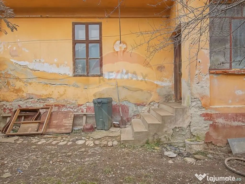 Teren intravilan 500 mp între case , construcție existe... 