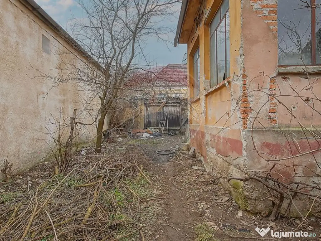 Teren intravilan 500 mp între case , construcție existe... 