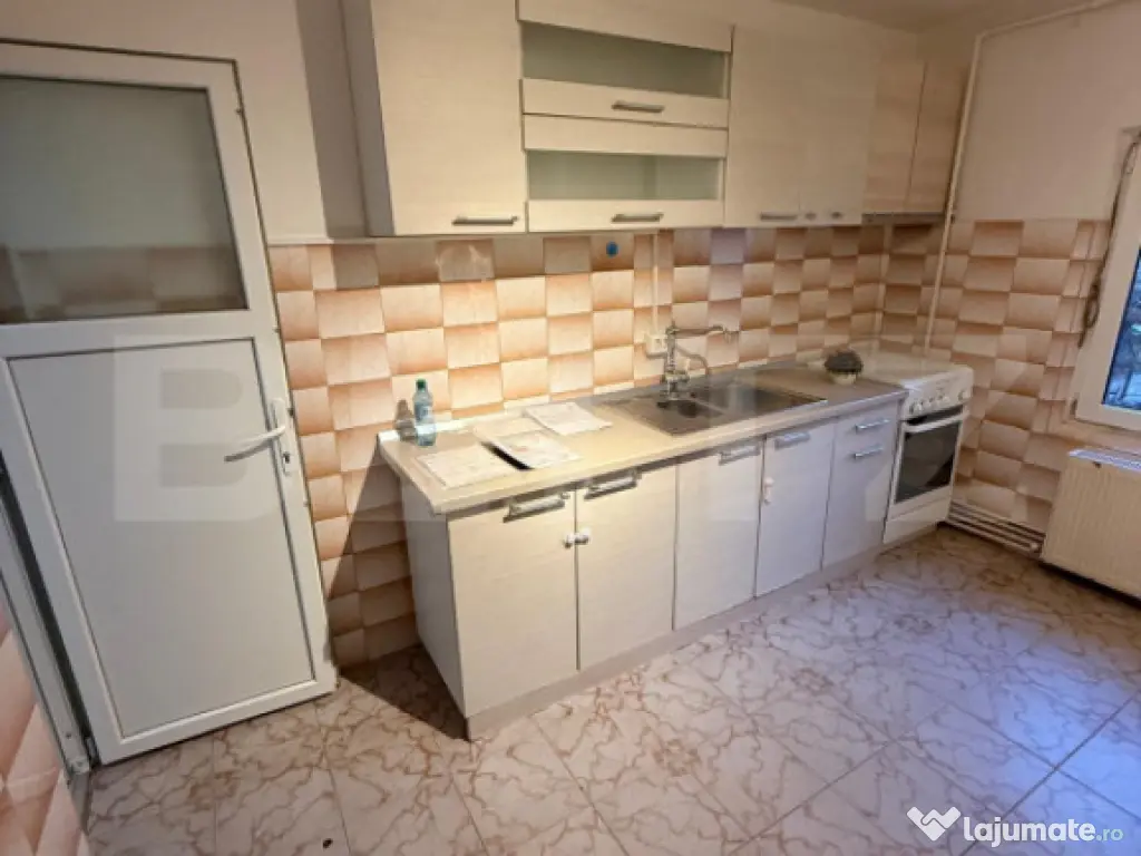 Apartament 3 camere, decomandat, mobilat, utilat, parcare si