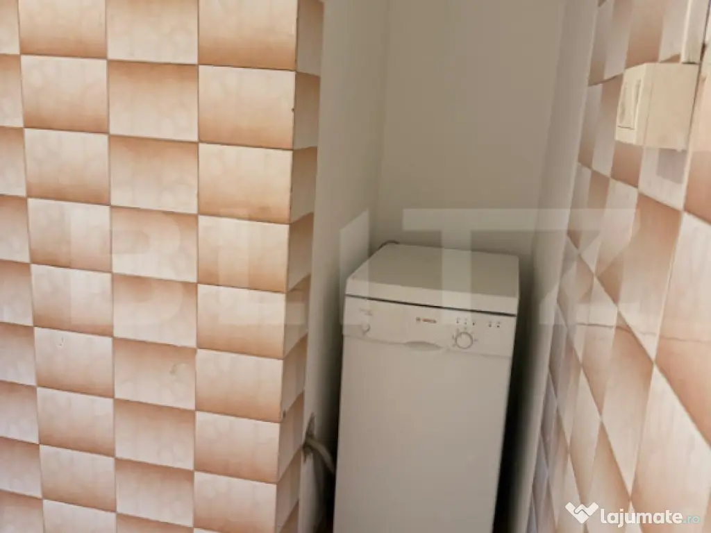 Apartament 3 camere, decomandat, mobilat, utilat, parcare si