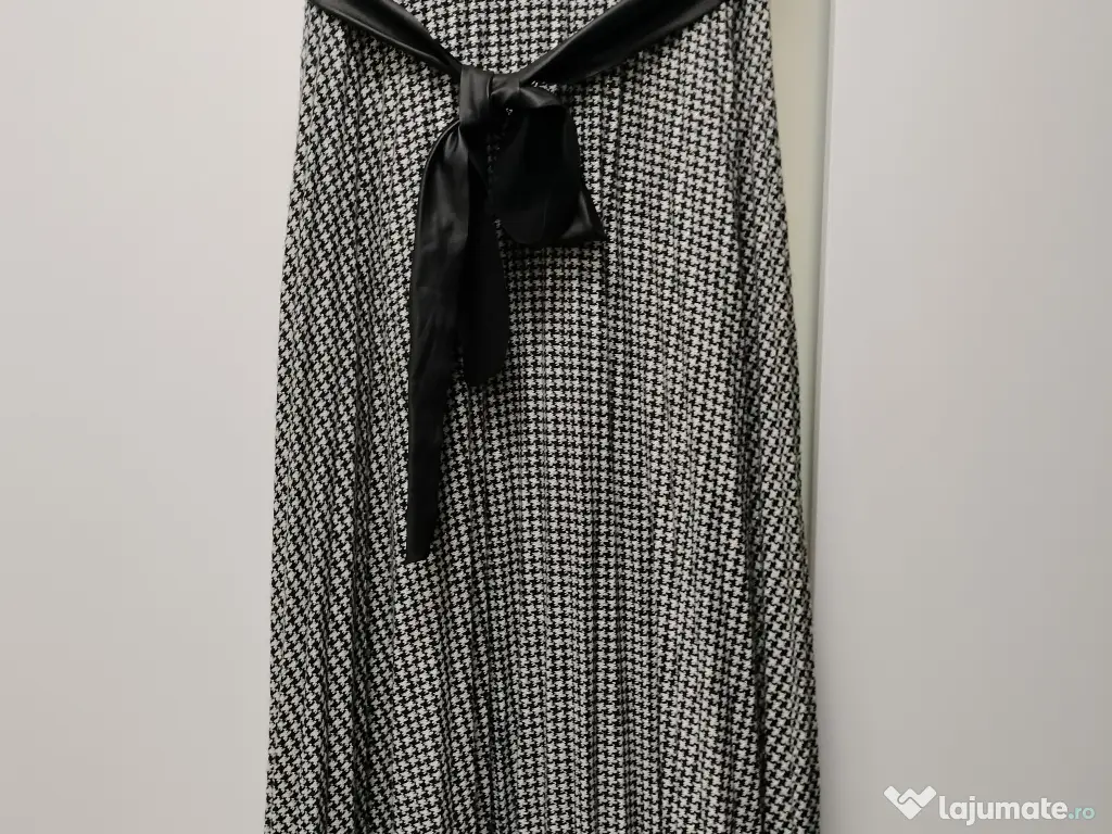 Fusta alb-negru, cu cordon