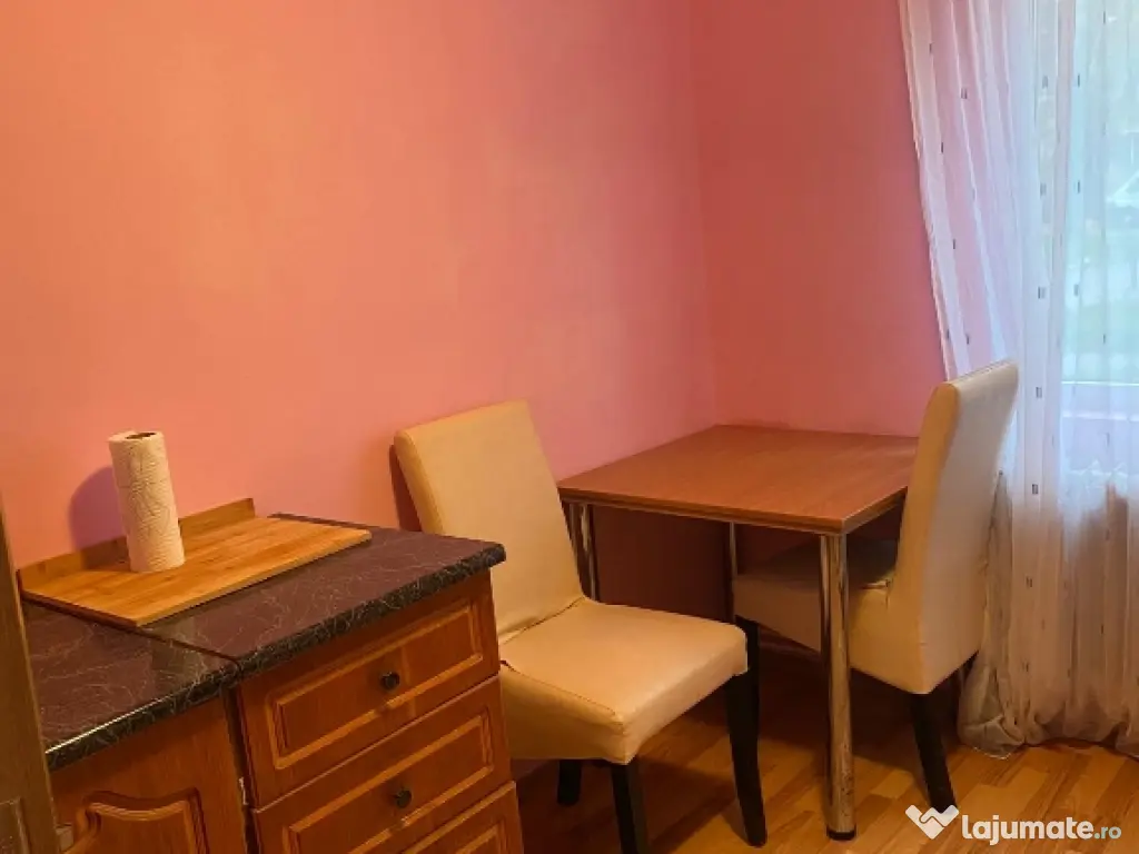 Inchiriez garsoniera studio in spate la magazinul  Maramures 