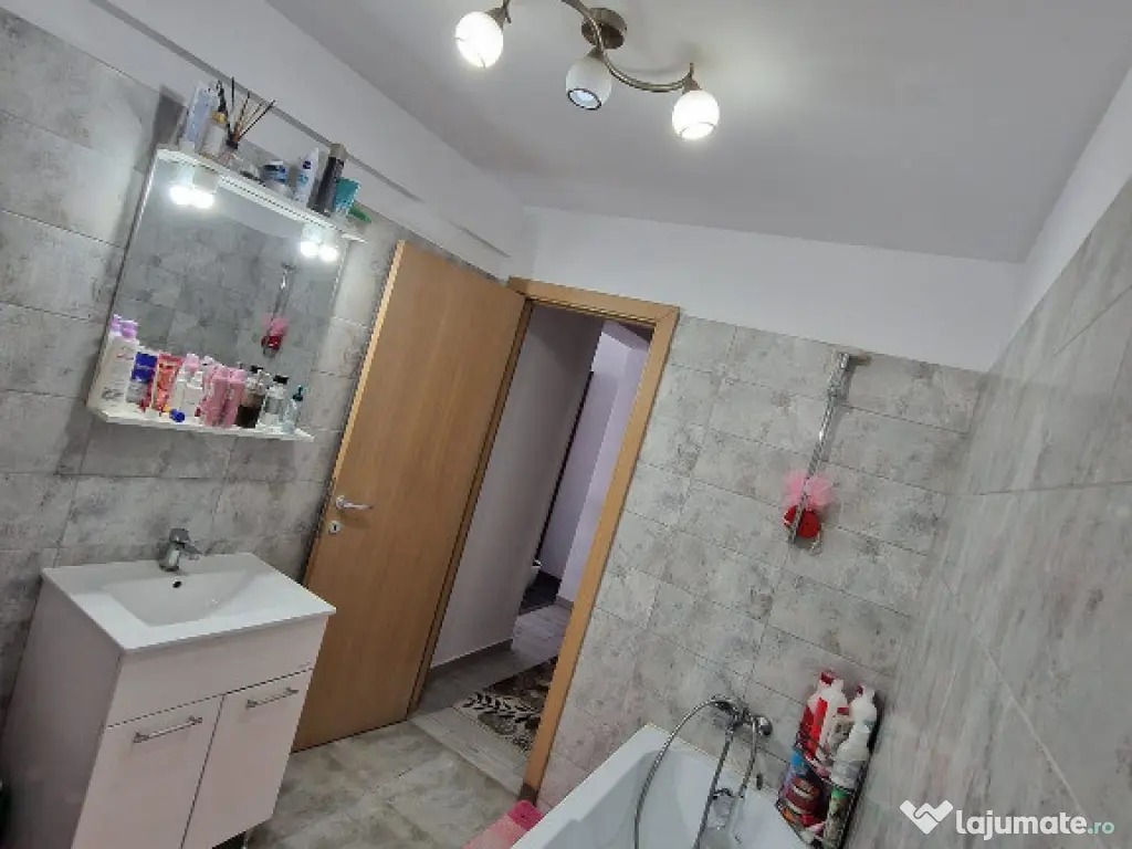 Apartament de 2 camere zona TRACTORUL,BLOC 2020