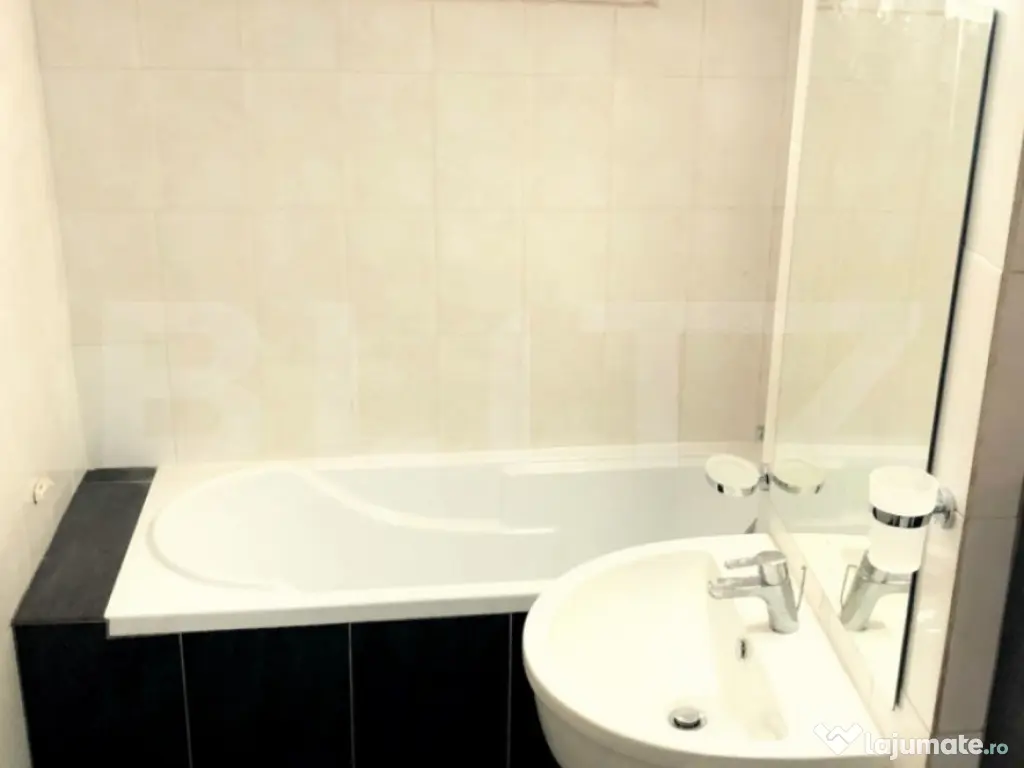 Apartament 3 dormitoare + balcon, 68 mp, zona Centrala 