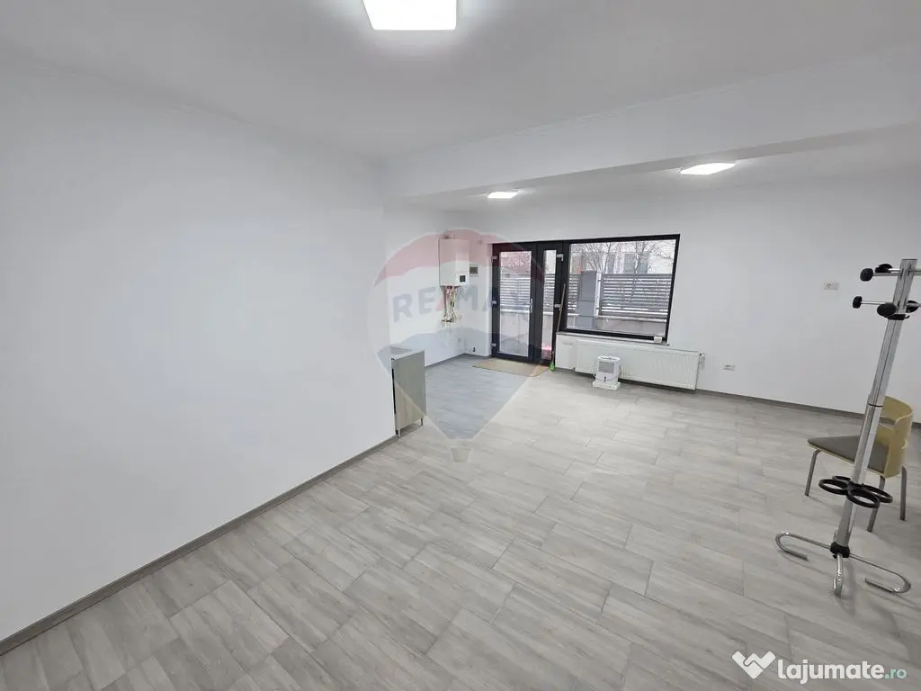 Spațiu comercial cu locuri de parcare. 