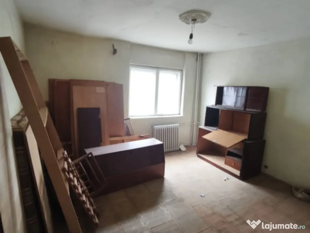 Garsoniera renovabila, etaj 1, 25mp, zona 2 Voievozi, Radau