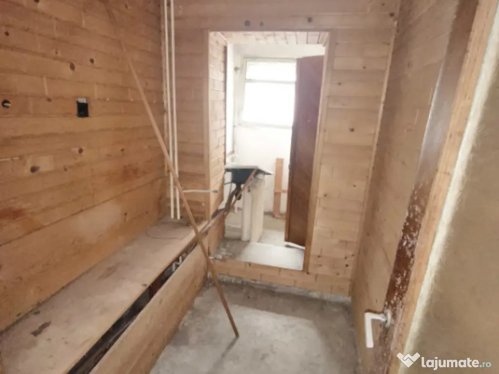 Garsoniera renovabila, etaj 1, 25mp, zona 2 Voievozi, Radau