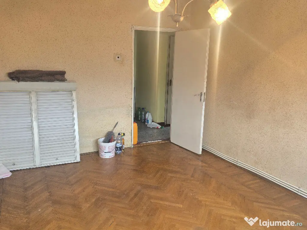 Vand apartament 2 camere in Deva, zona Piata Centrala, decomandat 
