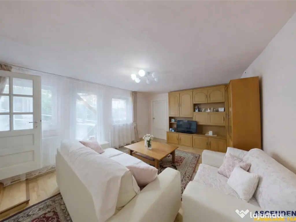 Un colt de liniste la poalele Tampei, Schei - Casuta singur 