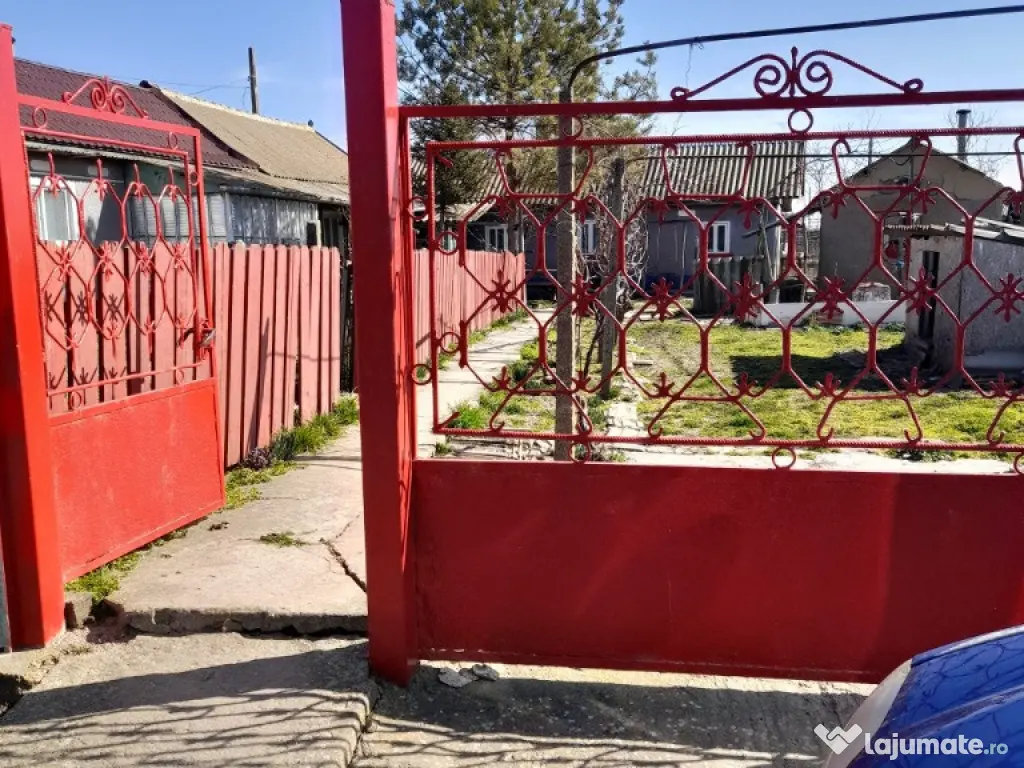 Casa bătrânesc de vânzare 