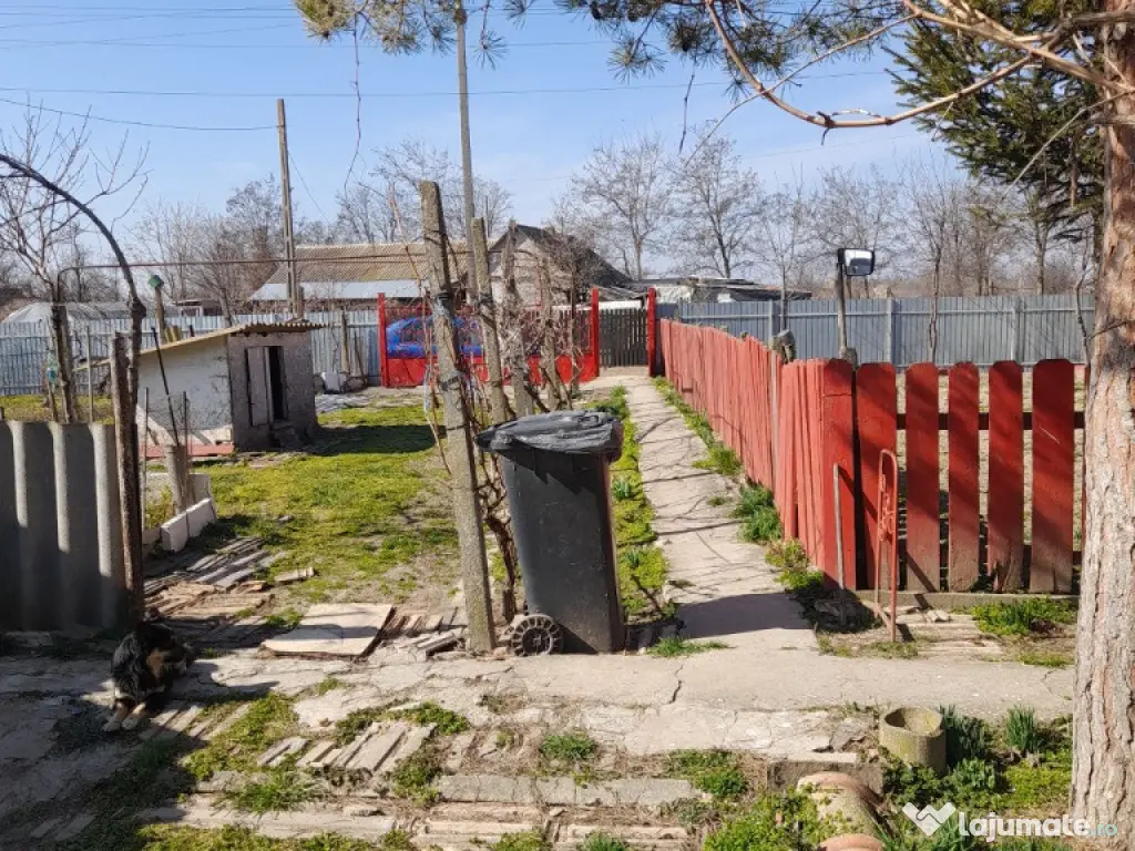 Casa bătrânesc de vânzare 