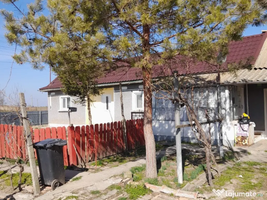 Casa bătrânesc de vânzare 