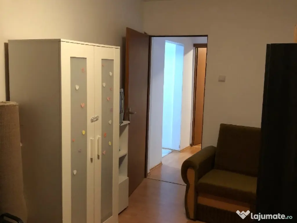Vând sau schimb apartament cu patru camere 