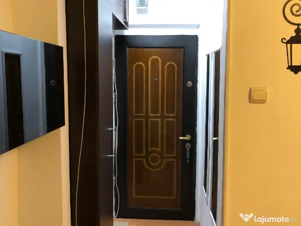 Vând sau schimb apartament cu patru camere 