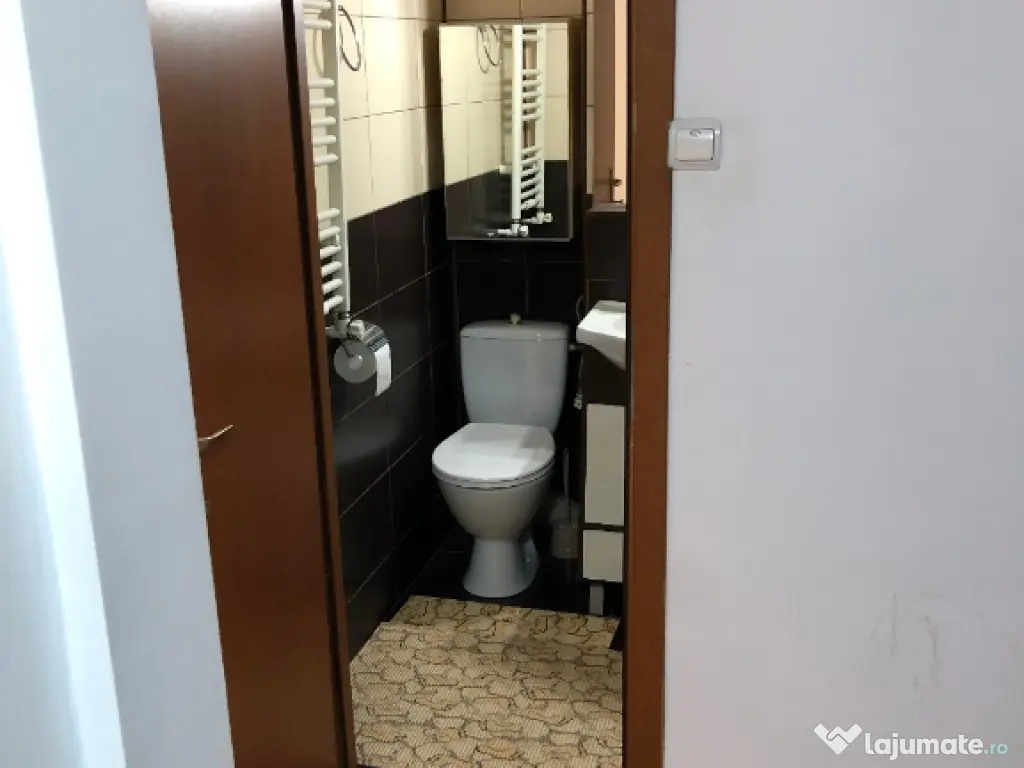 Vând sau schimb apartament cu patru camere 
