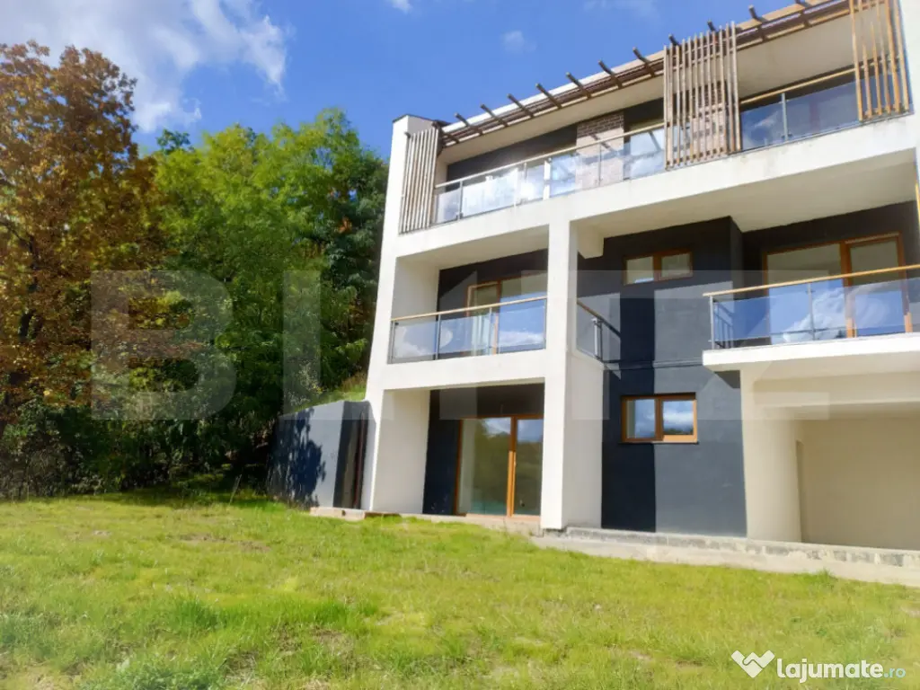 Duplex spațios ideal pentru două familii, in Stolna 