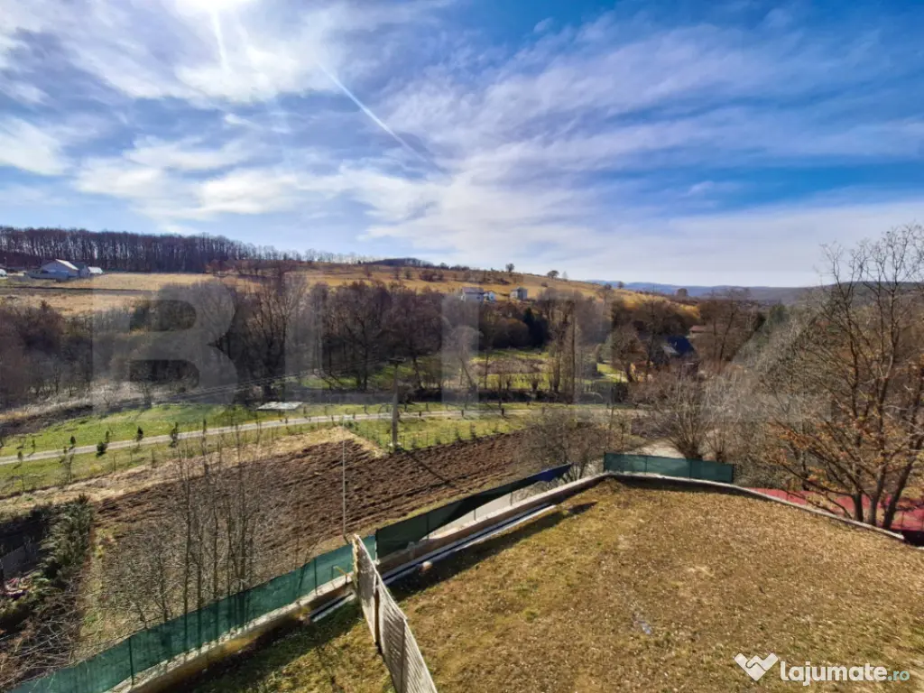 Duplex spațios ideal pentru două familii, in Stolna 