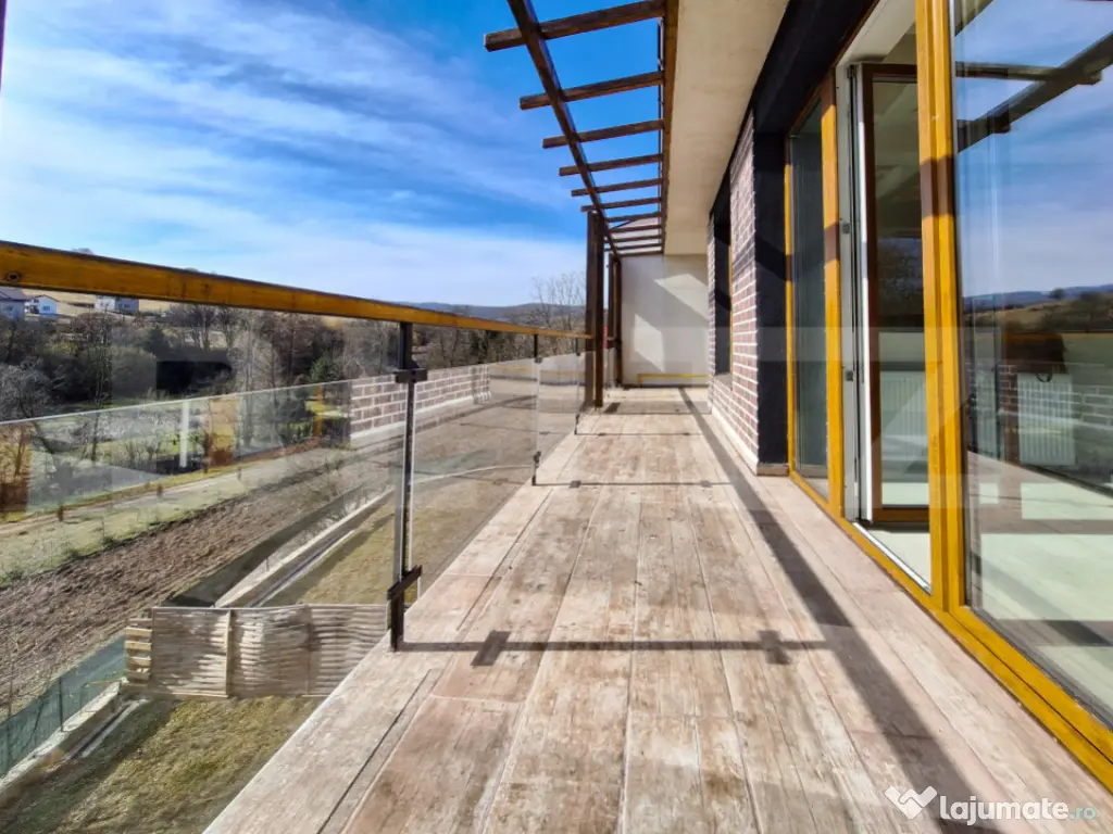 Duplex spațios ideal pentru două familii, in Stolna 