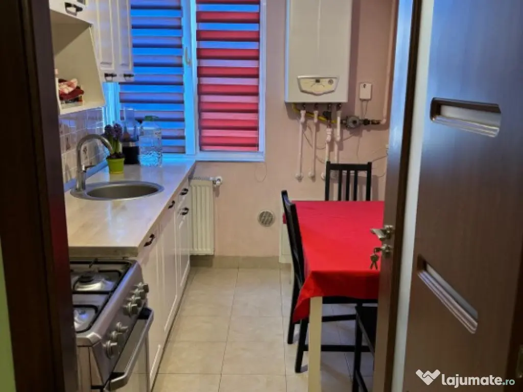 P-Ta Revolutiei, 2 camere, decom., etaj 1 