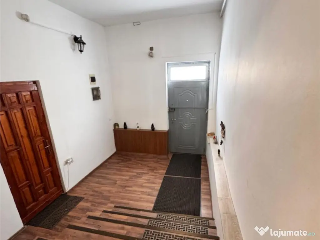 Casa in apreciabil potential,cu terase, curte,gradina echipa 