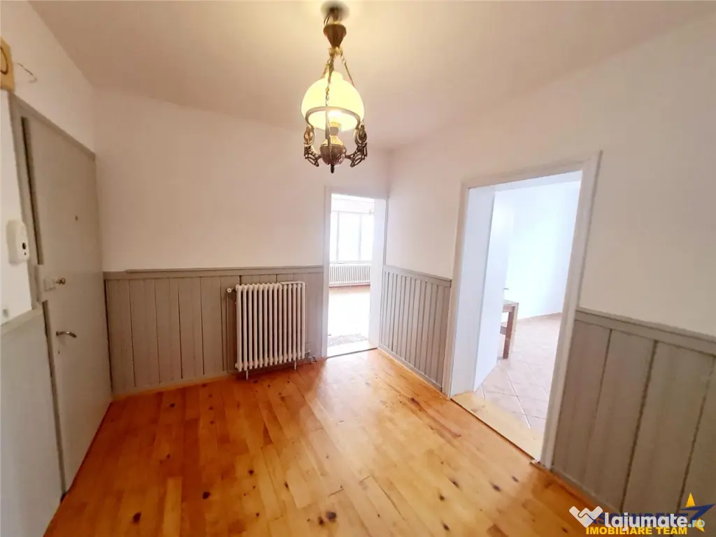 Nivel in vila, 4 camere, cu garaj, curte proprie, Central, 