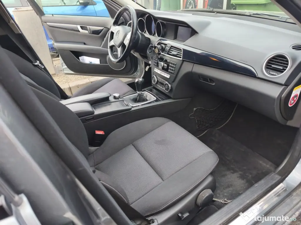 Închiriez apartament două camere 