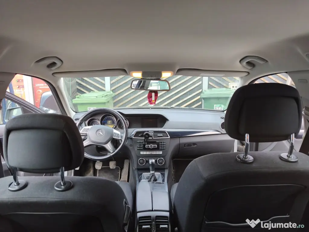 Închiriez apartament două camere 