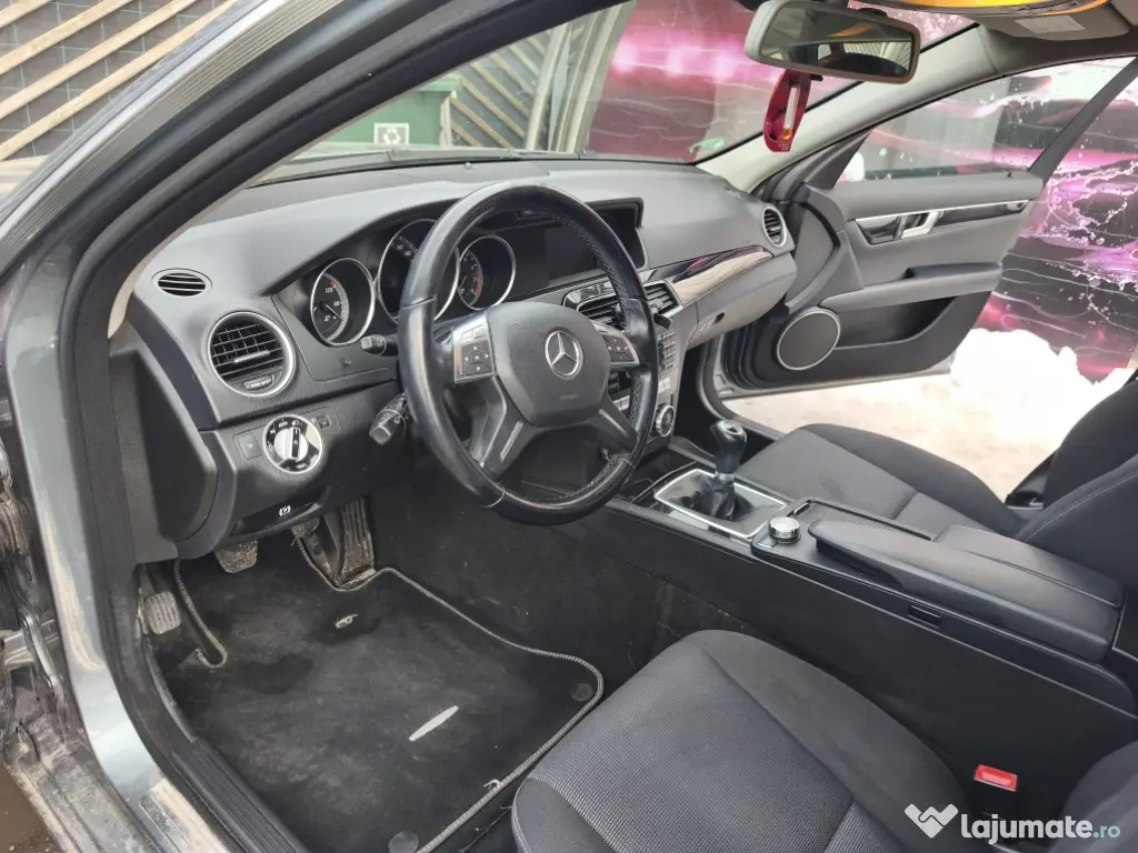 Închiriez apartament două camere 