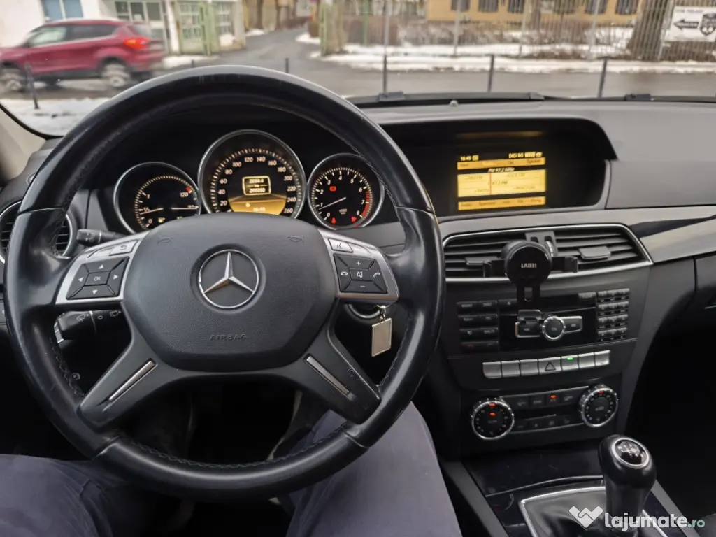 Închiriez apartament două camere 