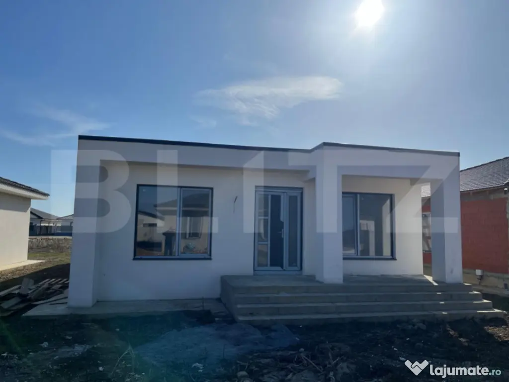 Casa individuala Santandrei cu gard imprejmuire din placi de 