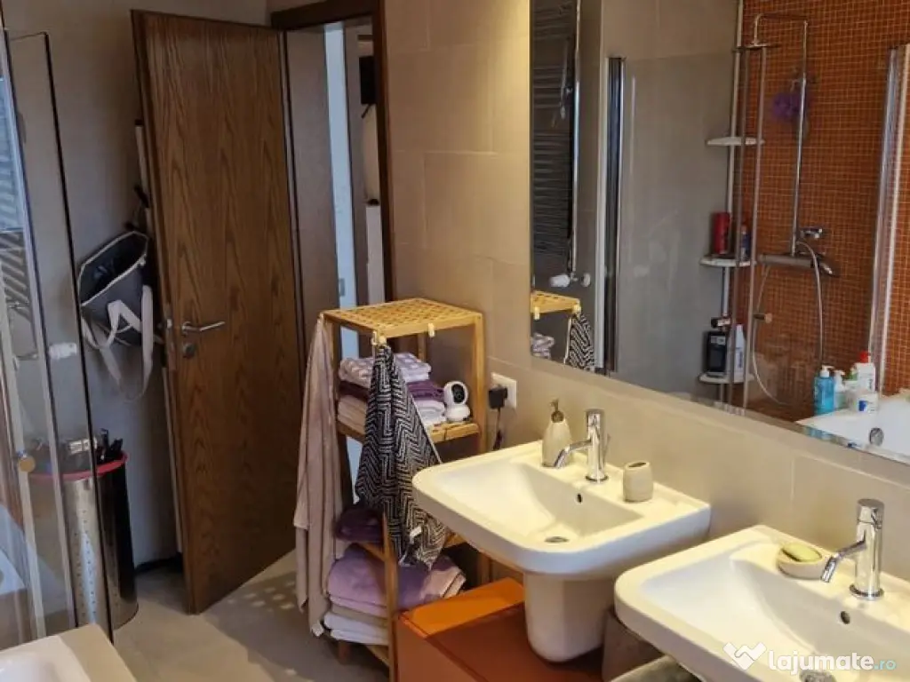 Faleza nord- apartament 2 camere transformat cu vedere la... 