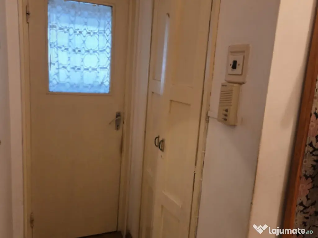 Apartament cu 2 camere, etaj intermediar, lift, bloc izolat 