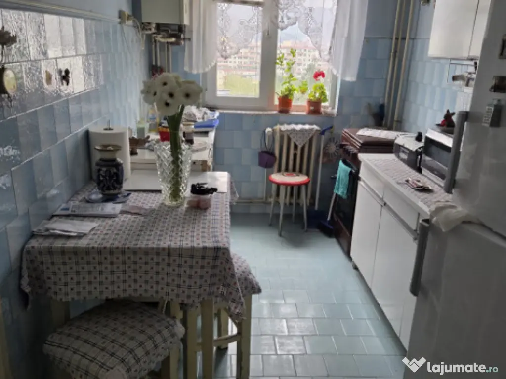 Apartament cu 2 camere, etaj intermediar, lift, bloc izolat 