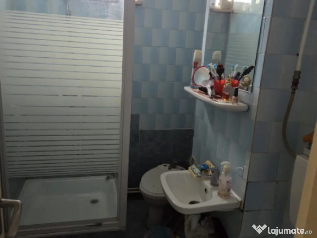 Apartament cu 2 camere, etaj intermediar, lift, bloc izolat 