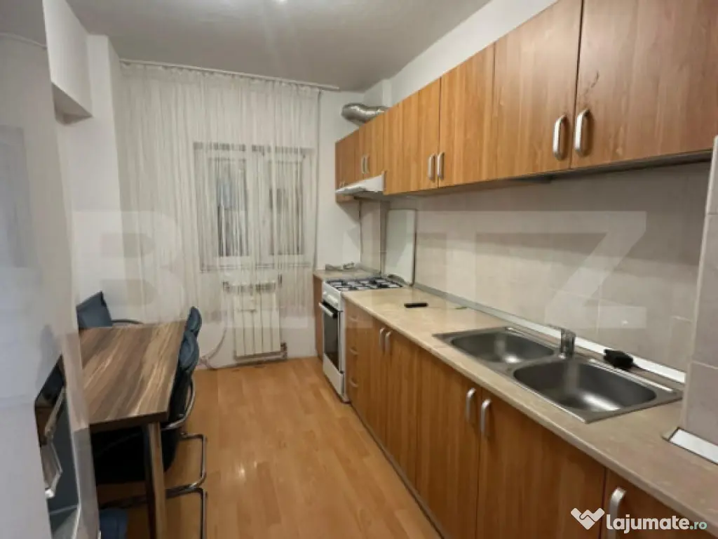 Apartament 2 camere, decomandat, zona 1 Mai- Confectii 