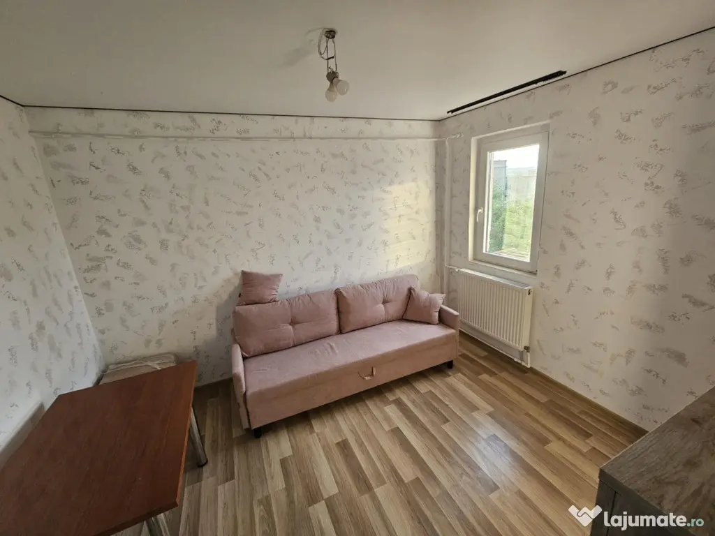 Cameră de cămin cu baie proprie,geam la baie,renovată complet 