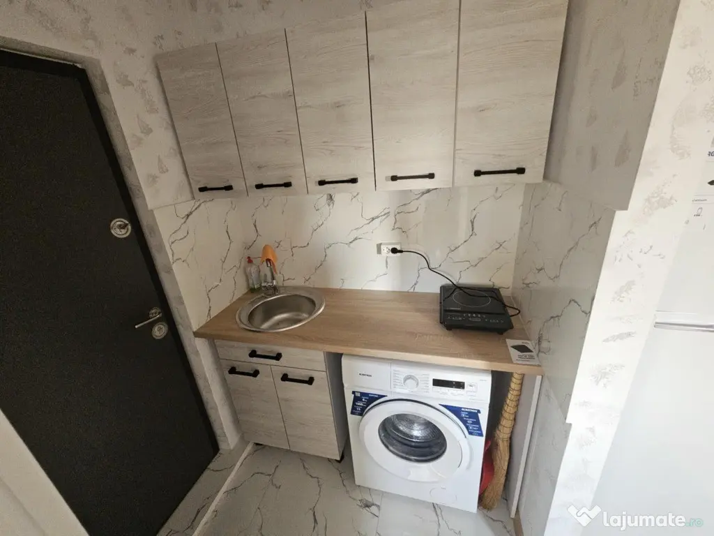 Cameră de cămin cu baie proprie,geam la baie,renovată complet 